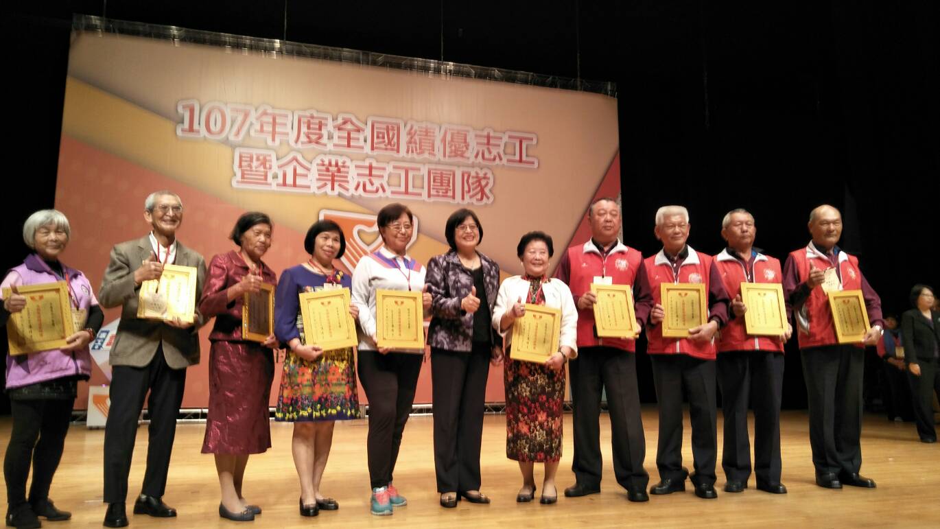 楊西玲女士與其他得獎合影圖片